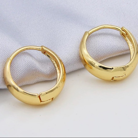 Jewelry - ⭐️Insta minimalist hoop earrings